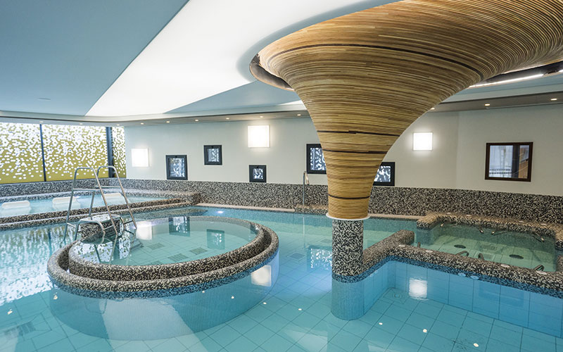 salle de fitness avec piscine nantes